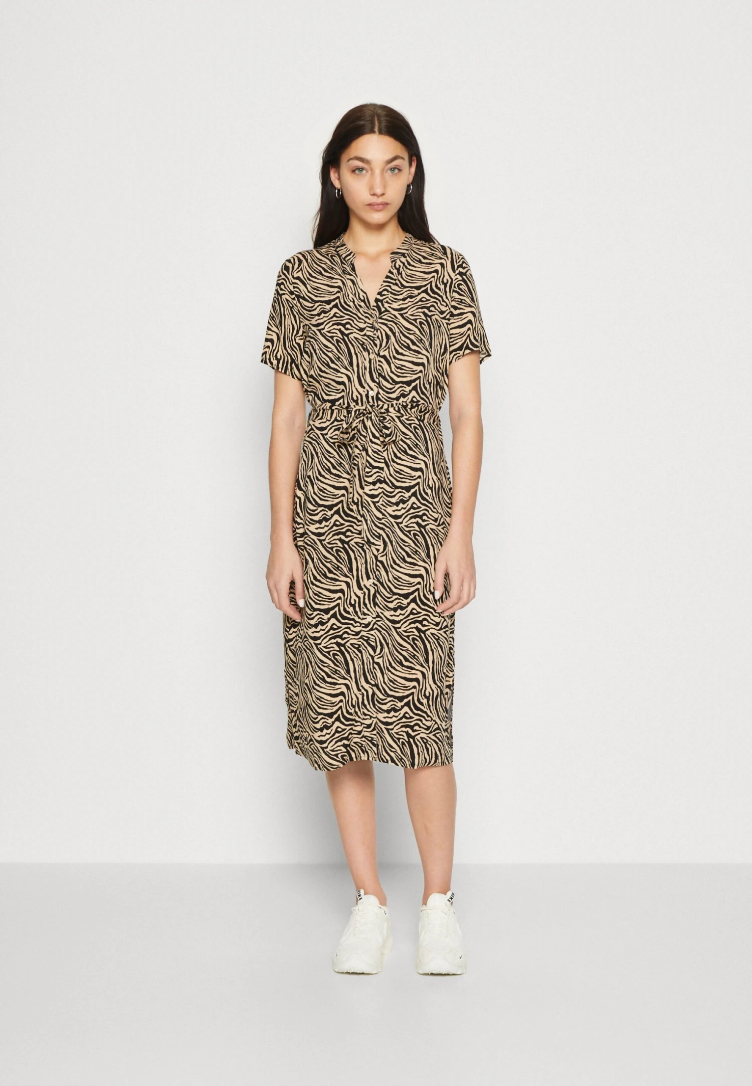 Vero Moda Vmvica S/S Ga Wvn Noos - Blousejurk - Beige/Black 1 Vero Moda Vmvica S/S Ga Wvn Noos - Blousejurk - Beige/Black