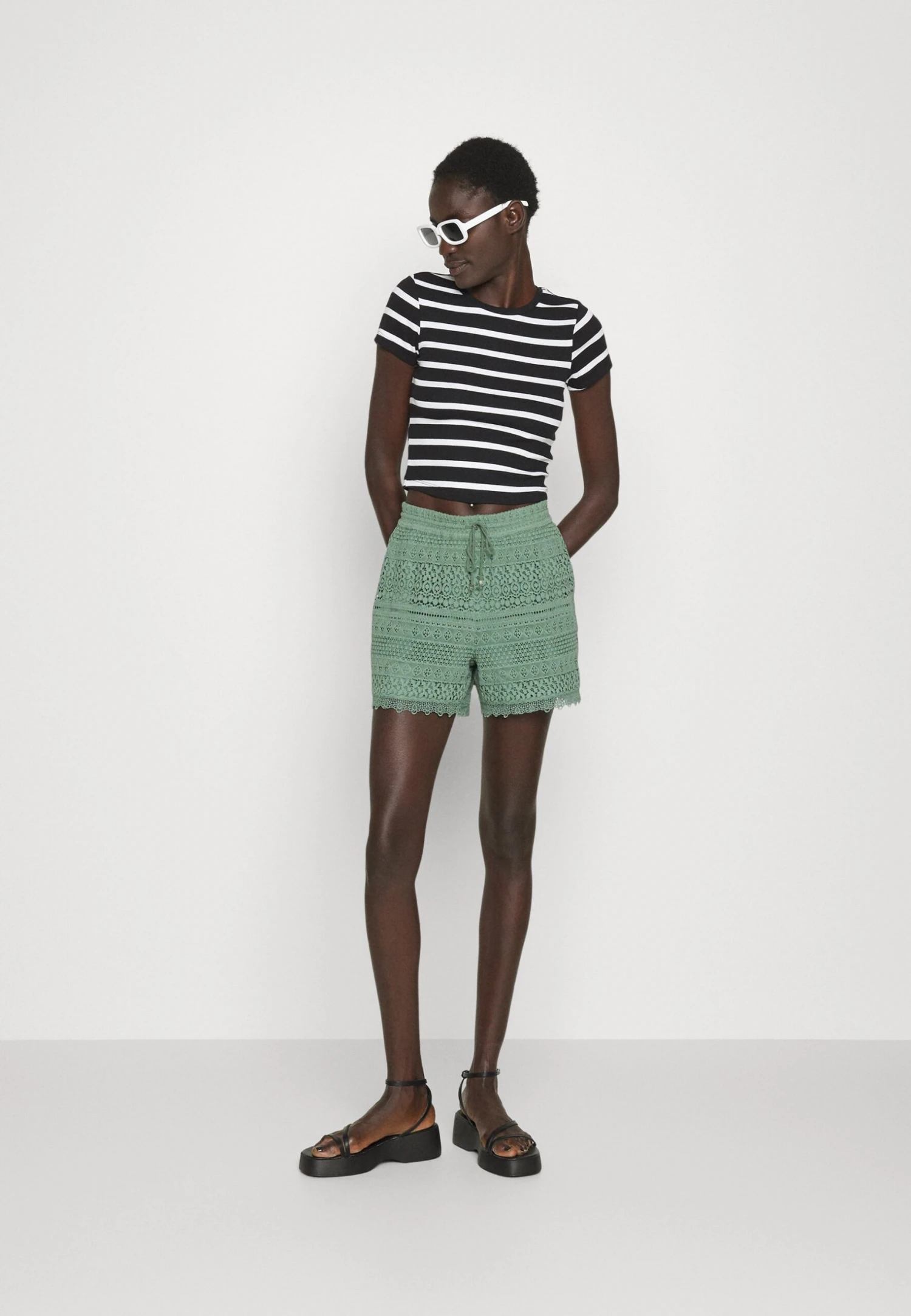 Vero Moda Tall Vmhoney Lace - Shorts - Green 2 Vero Moda Tall Vmhoney Lace - Shorts - Green - Afbeelding 2