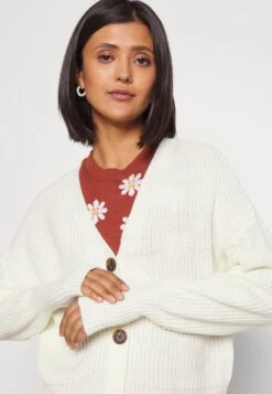 Vero Moda Vmlea Ls V Neck Cuff Noos - Vest - Cloud Dancer -Vero Moda 26dbd6a2be3e44b18ce5b2b681145dd7