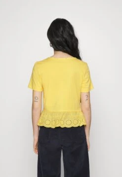 Vero Moda Petite Vmemily Peplum Top- T-Shirt Print - Golden Cream -Vero Moda 440a4da485e34040b8246bd9111d91e0