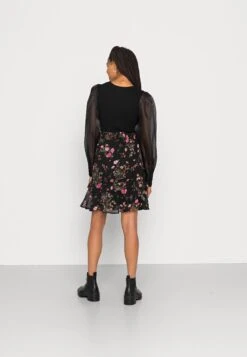 Vero Moda Vmrosa Smock Skirt - Minirok - Black/Pink -Vero Moda 466a630e02844f4b80bbd516482a8793