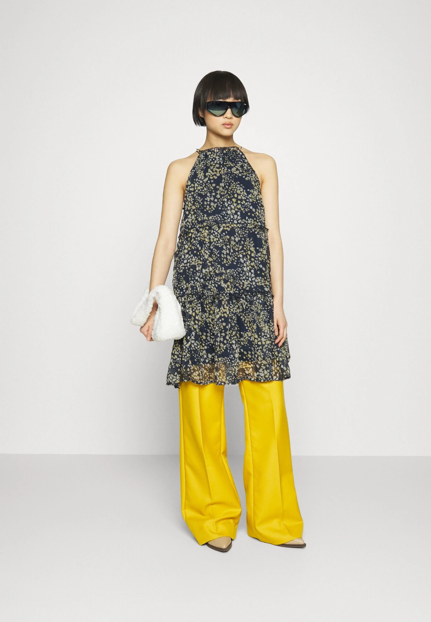 Vero Moda Petite Vmdora Kaya Halterneck Short Dress- Jurk - Navy Blazer 2 Vero Moda Petite Vmdora Kaya Halterneck Short Dress- Jurk - Navy Blazer - Afbeelding 2