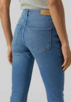 Vero Moda Capri - Jeansshort - Light Blue Denim -Vero Moda 4dcc3706b76343e1bcaa1e1f74870a41