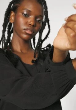 Vero Moda Petite Vmnaja V-Neck Pleat- Blouse - Black -Vero Moda 5991a9e58dd4484da036c77cd9eedc83