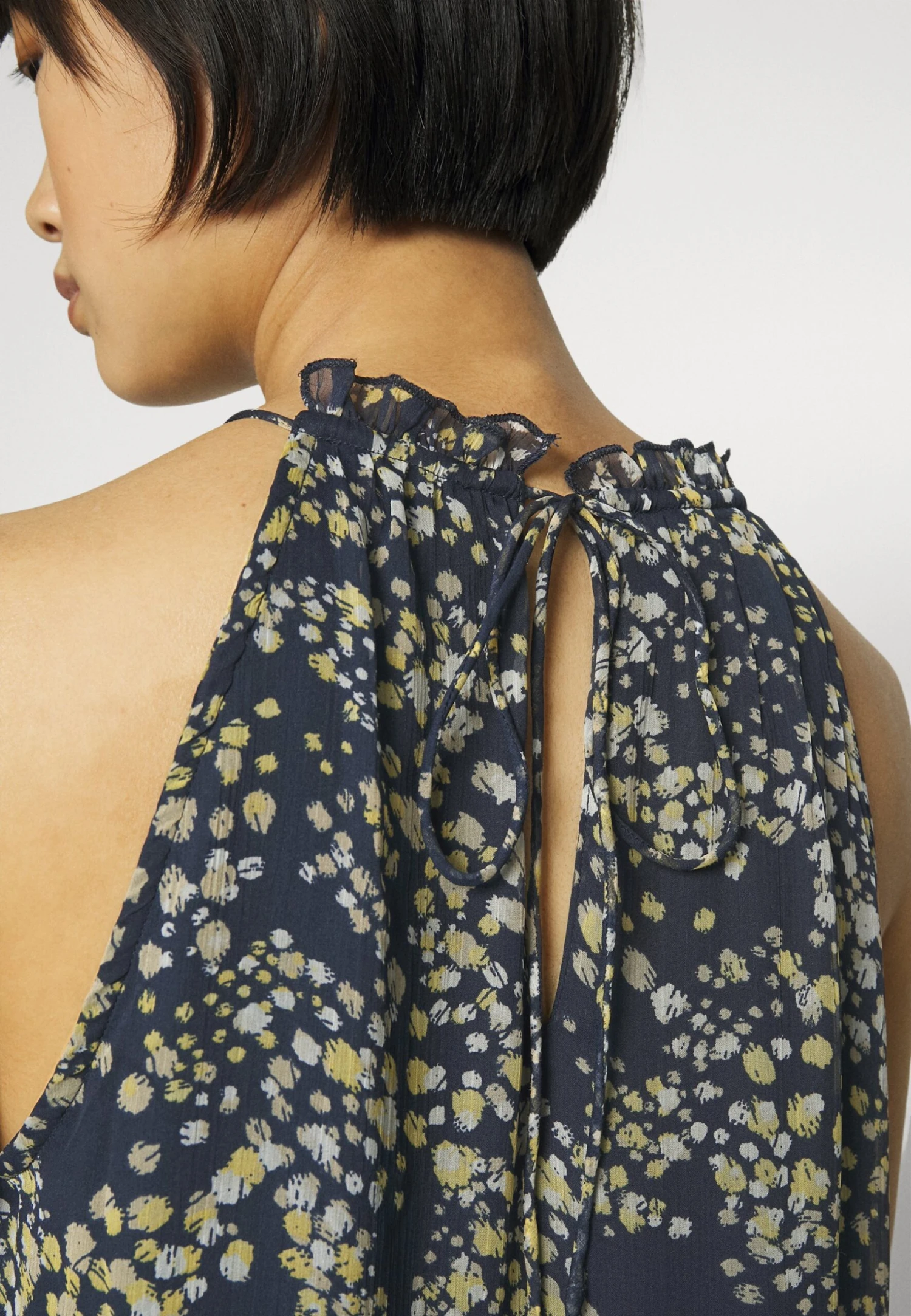 Vero Moda Petite Vmdora Kaya Halterneck Short Dress- Jurk - Navy Blazer 6 Vero Moda Petite Vmdora Kaya Halterneck Short Dress- Jurk - Navy Blazer - Afbeelding 6