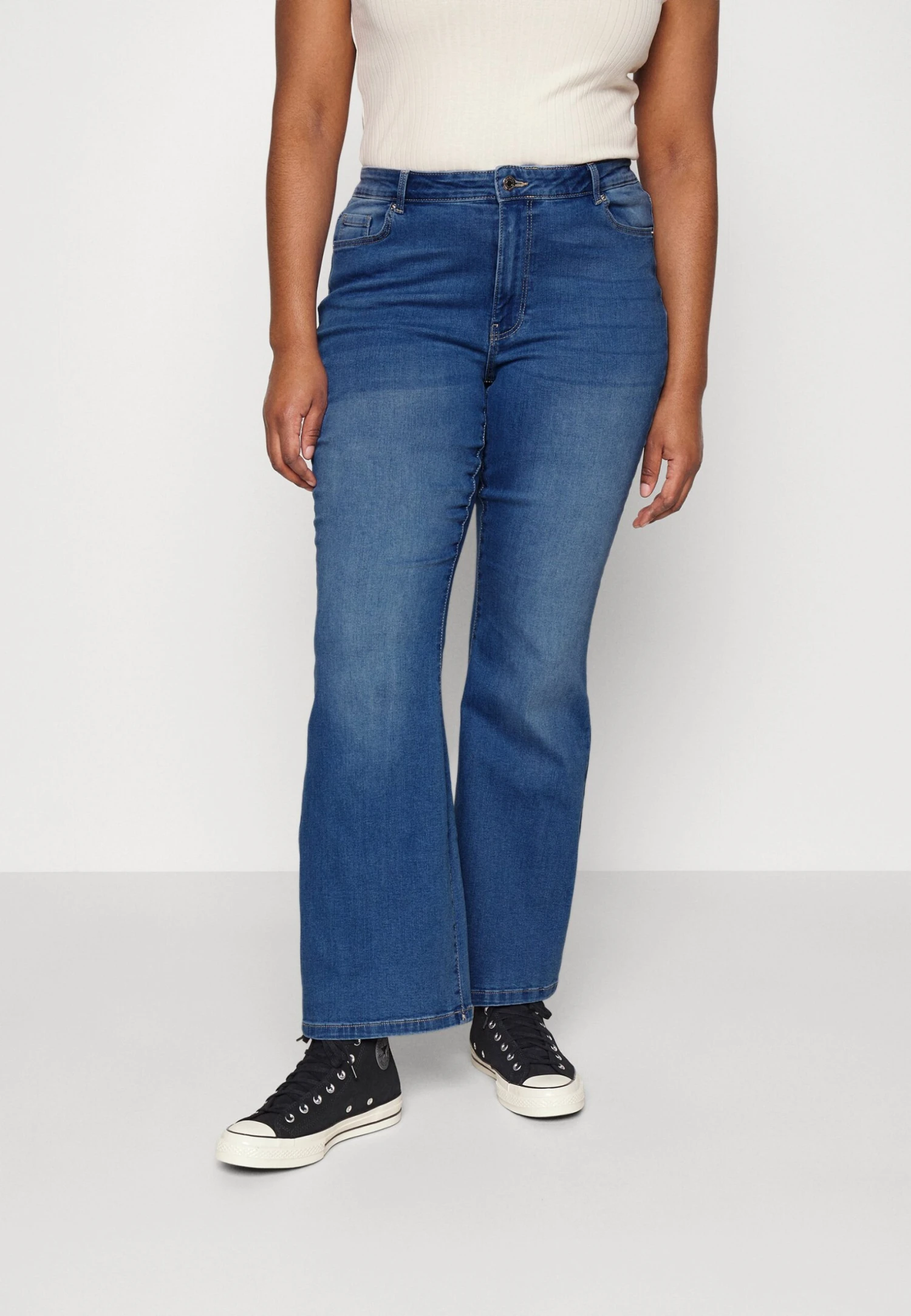 Vero Moda Curve Vmselina Flared - Bootcut Jeans - Medium Blue 1 Vero Moda Curve Vmselina Flared - Bootcut Jeans - Medium Blue