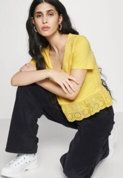 Vero Moda Petite Vmemily Peplum Top- T-Shirt Print - Golden Cream -Vero Moda 92a7f8de83cc4f4b9063e4cd846843ae