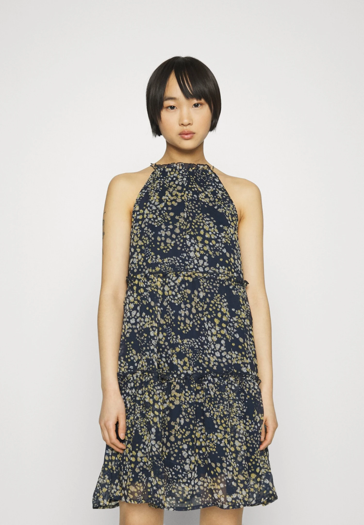 Vero Moda Petite Vmdora Kaya Halterneck Short Dress- Jurk - Navy Blazer 1 Vero Moda Petite Vmdora Kaya Halterneck Short Dress- Jurk - Navy Blazer