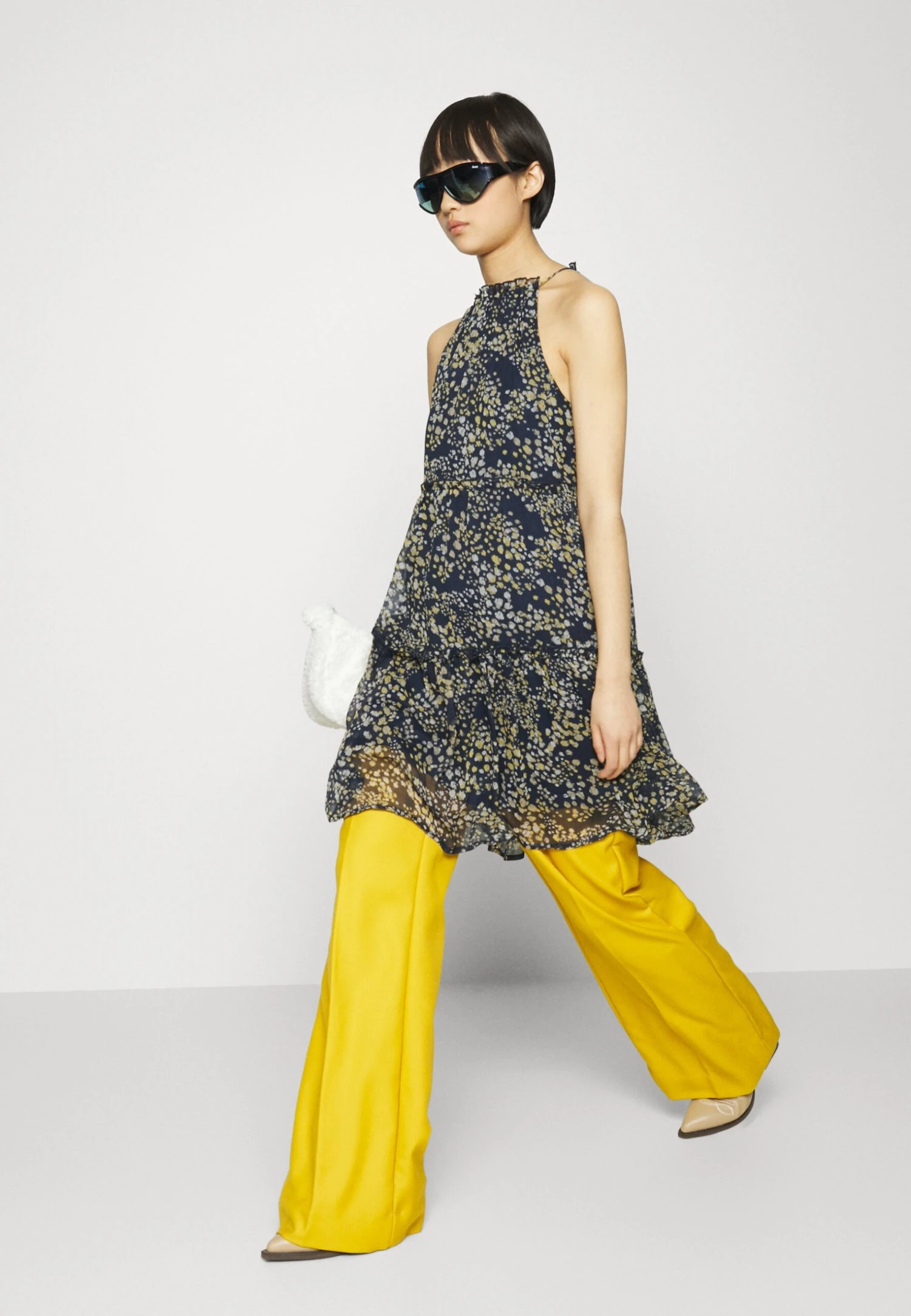 Vero Moda Petite Vmdora Kaya Halterneck Short Dress- Jurk - Navy Blazer 4 Vero Moda Petite Vmdora Kaya Halterneck Short Dress- Jurk - Navy Blazer - Afbeelding 4