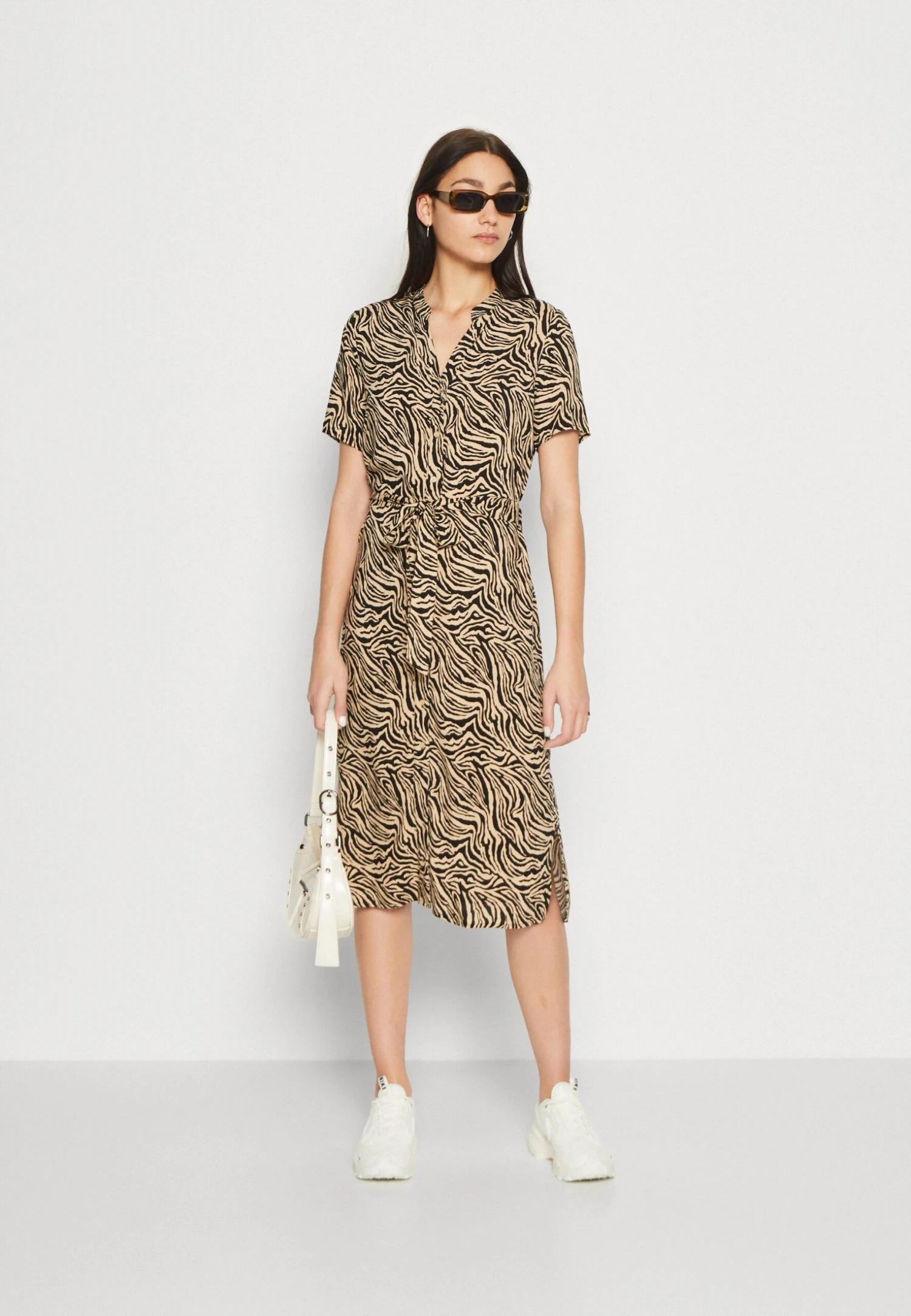 Vero Moda Vmvica S/S Ga Wvn Noos - Blousejurk - Beige/Black 2 Vero Moda Vmvica S/S Ga Wvn Noos - Blousejurk - Beige/Black - Afbeelding 2