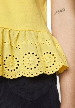 Vero Moda Petite Vmemily Peplum Top- T-Shirt Print - Golden Cream -Vero Moda a1071a492a344cc48d51c180565578b3