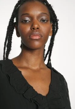 Vero Moda Petite Vmnola V-Neck Short Dress- Jurk - Black -Vero Moda ab3221e3552940f0914ebb998507bef2