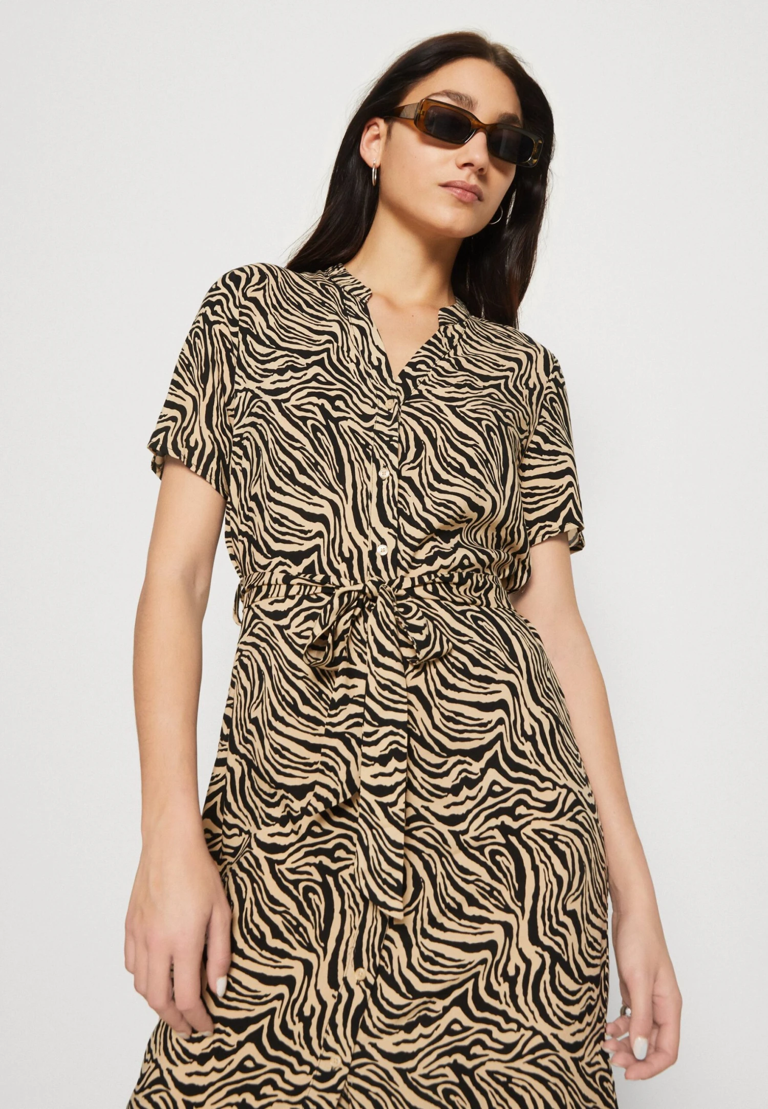 Vero Moda Vmvica S/S Ga Wvn Noos - Blousejurk - Beige/Black 4 Vero Moda Vmvica S/S Ga Wvn Noos - Blousejurk - Beige/Black - Afbeelding 4