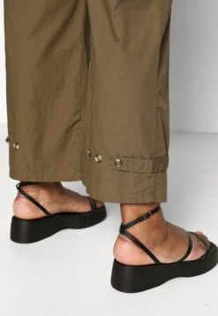 Vero Moda Curve Vmccharlotte Pant - Cargobroek - Capers -Vero Moda e0ed1162369a42e0883c0dcdde478645