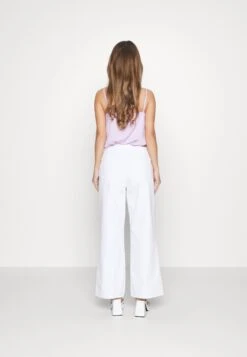 Vero Moda Petite Vmkathy Shr Wide Clr Jeans Ptt - Bootcut Jeans - Snow White -Vero Moda ecfb7e2279e048aeb4439d95358de1cf